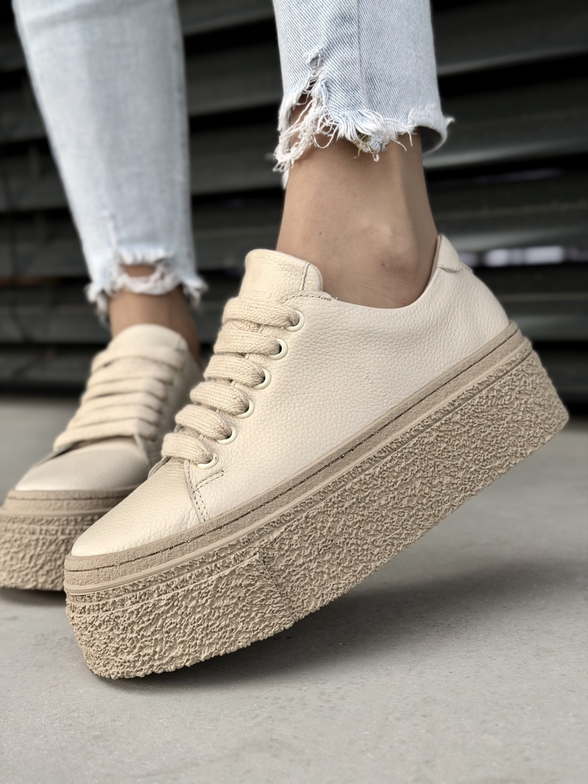 Beżowe sneakersy skórzane na platformie casualowe OLEKSY