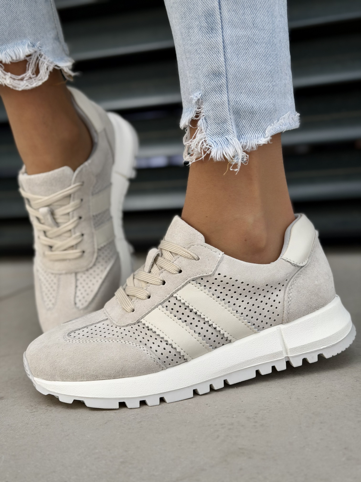 Beżowe sneakersy damskie zamszowe ze skóry naturalnej casual