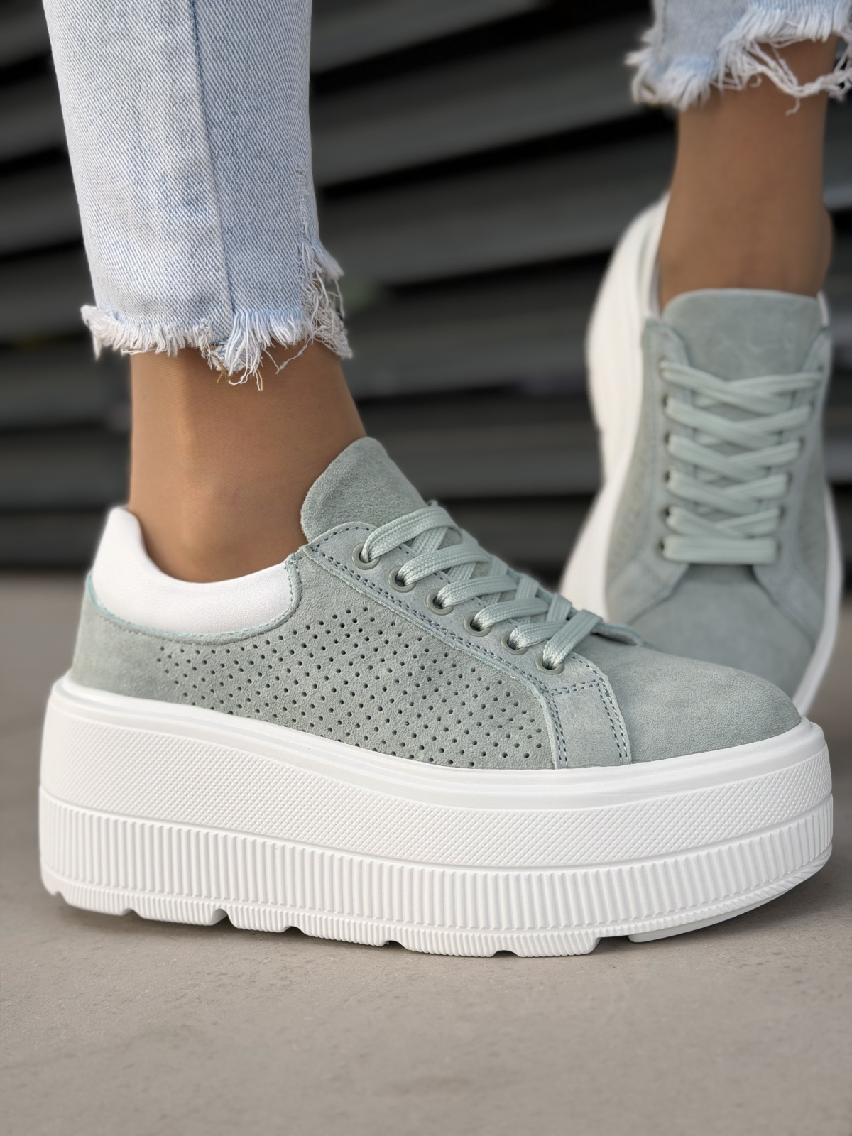 Miętowe sneakersy damskie na platformie ze skóry naturalnej casual