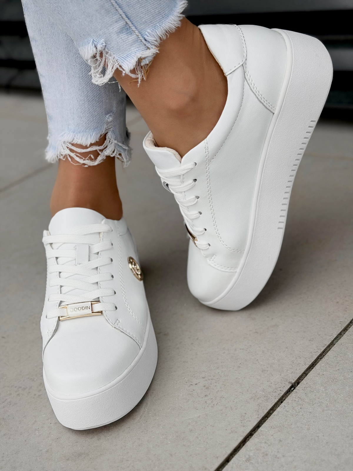 Białe sneakersy damskie skórzane na platformie casual
