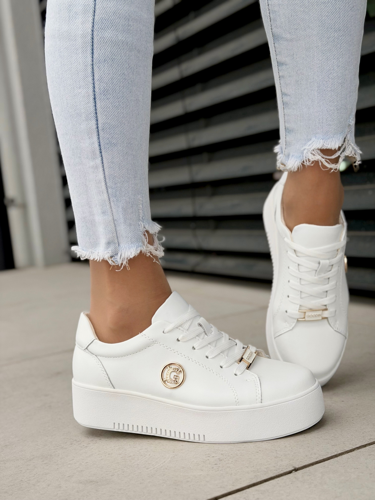 Białe sneakersy damskie skórzane na platformie casual