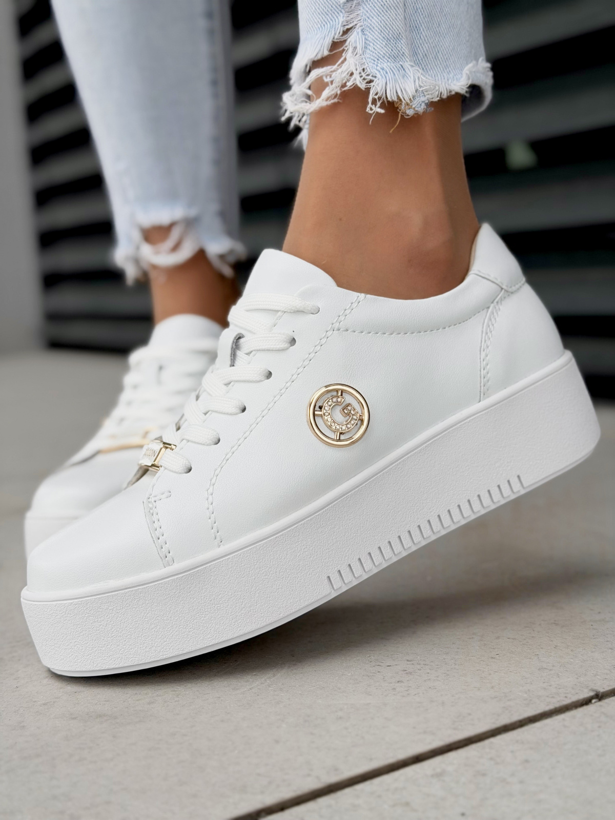 Białe sneakersy damskie skórzane na platformie casual