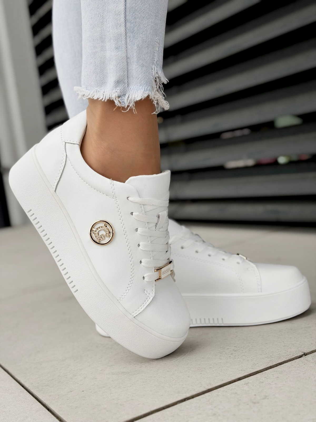 Białe sneakersy damskie skórzane na platformie casual