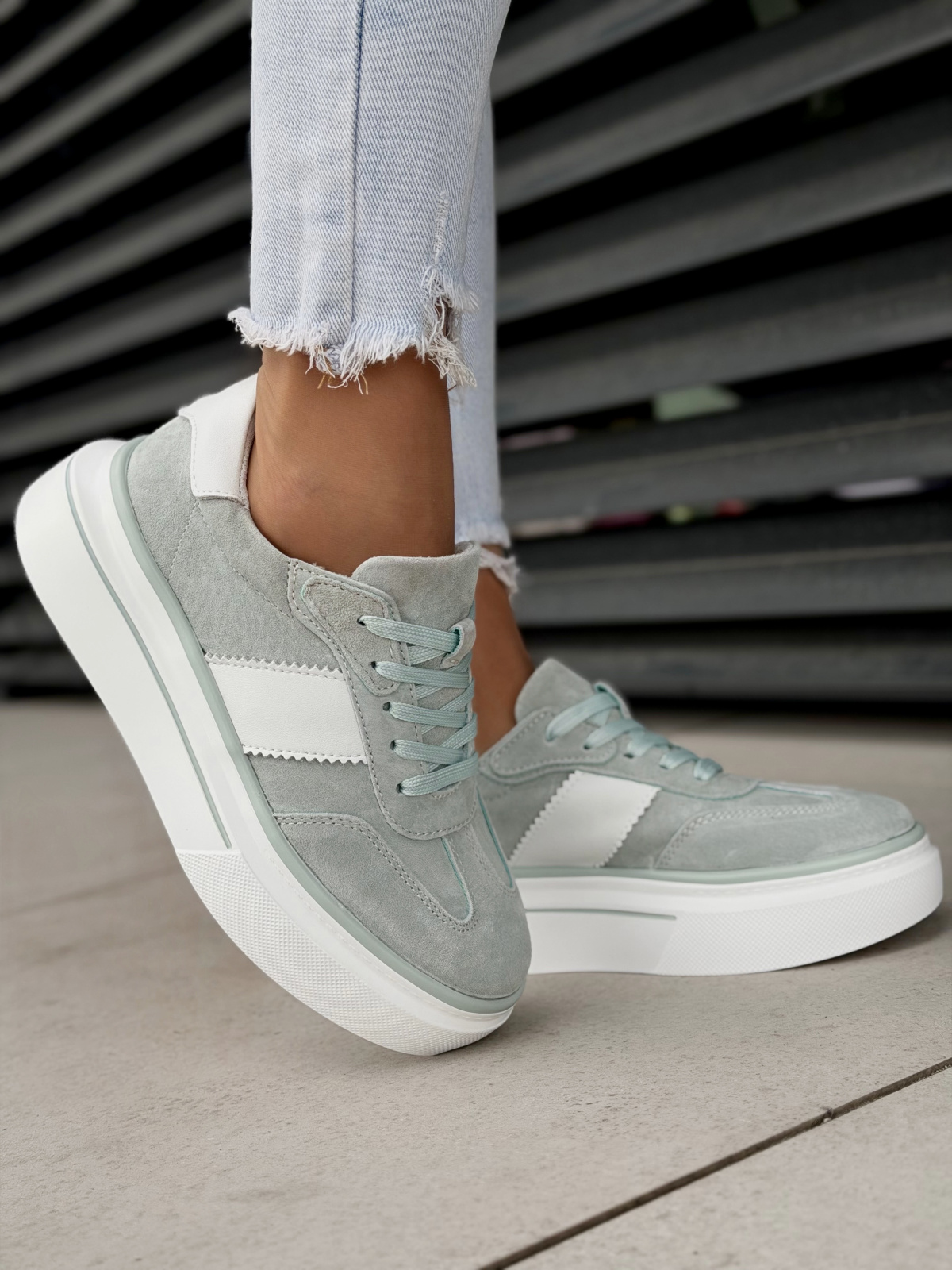 Miętowe sneakersy damskie z naturalnej skóry casual