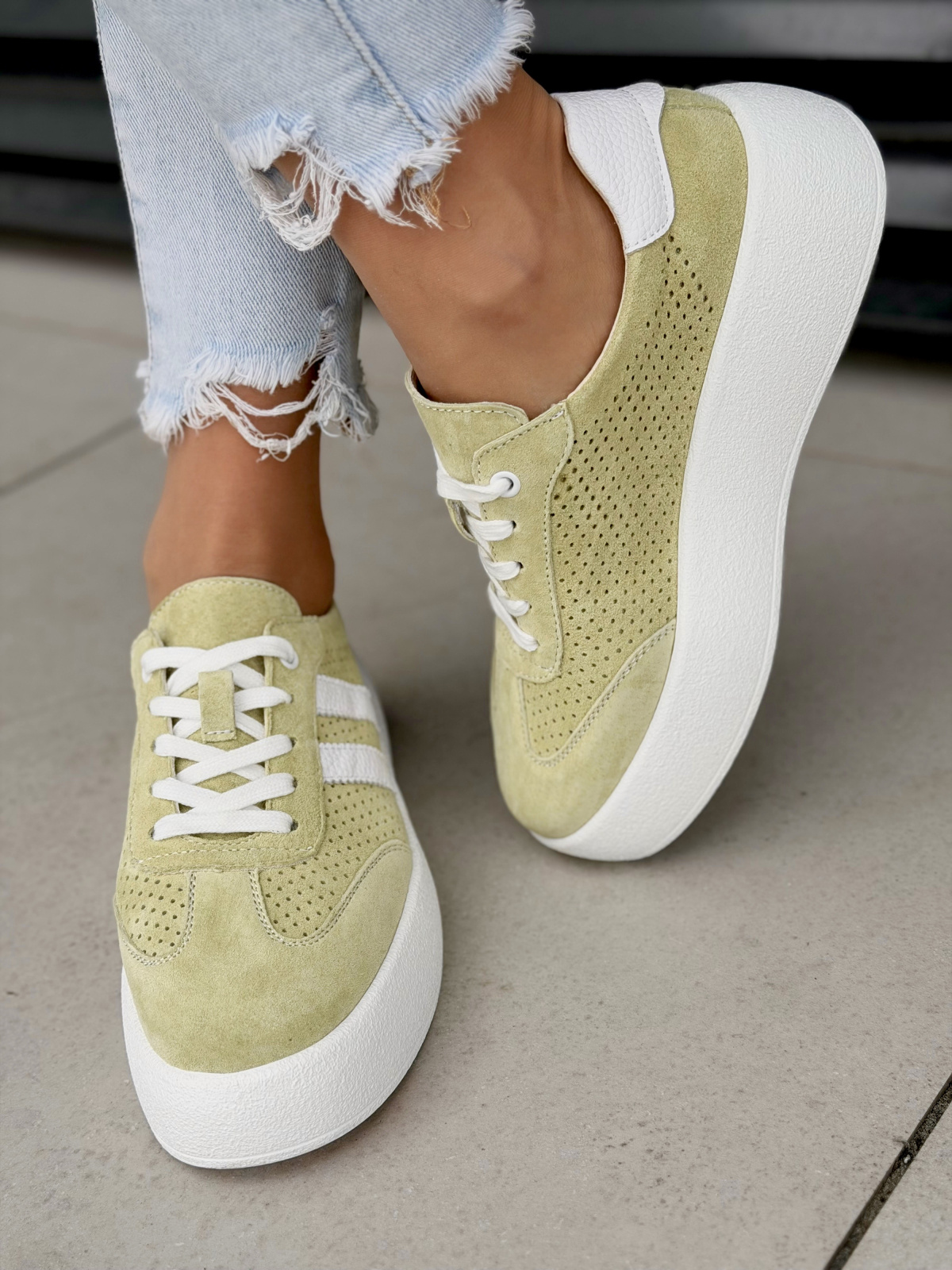 Miętowe sneakersy damskie ze skóry naturalnej casual