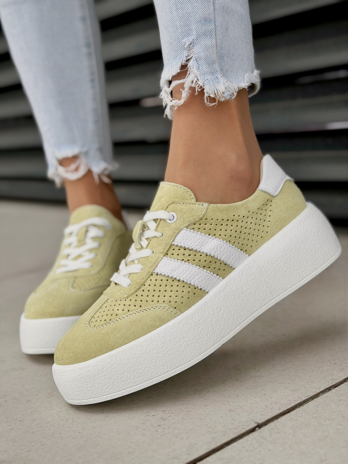 Miętowe sneakersy damskie ze skóry naturalnej casual