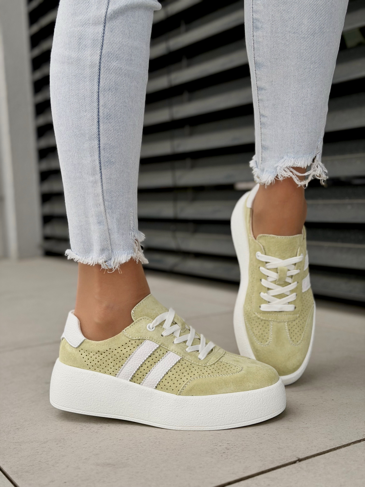 Miętowe sneakersy damskie ze skóry naturalnej casual
