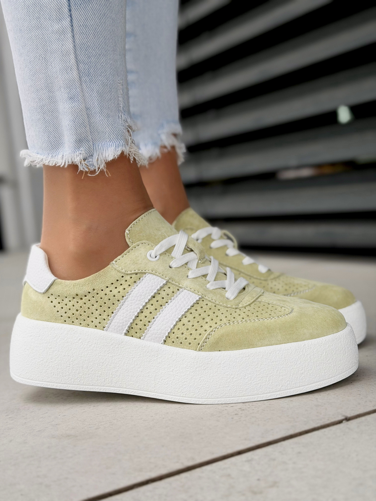 Miętowe sneakersy damskie ze skóry naturalnej casual