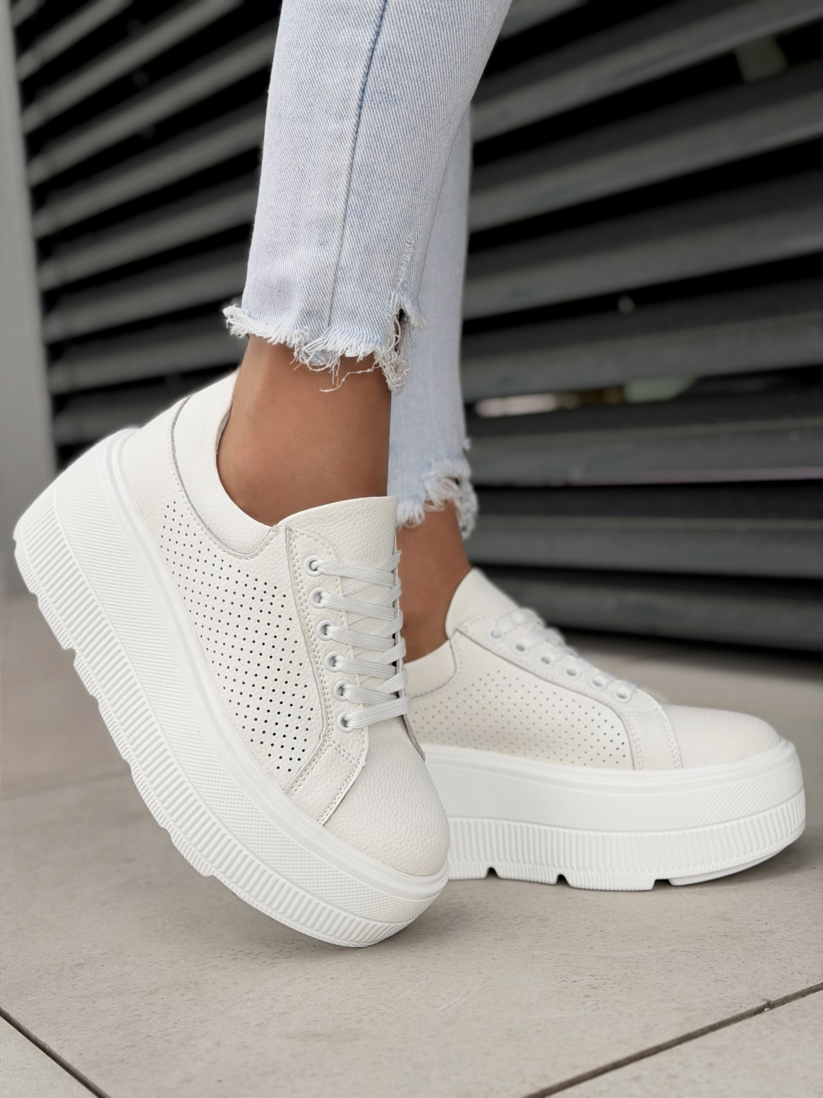 Białe sneakersy damskie ze skóry naturalnej na platformie casual