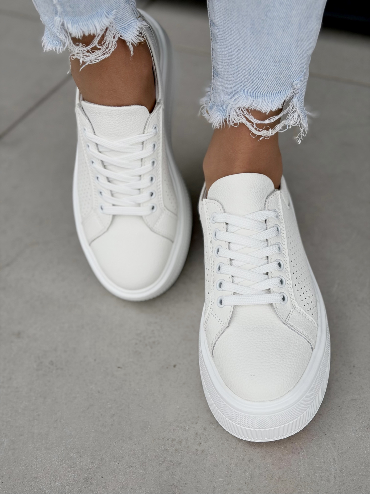 Białe sneakersy damskie ze skóry naturalnej na platformie casual