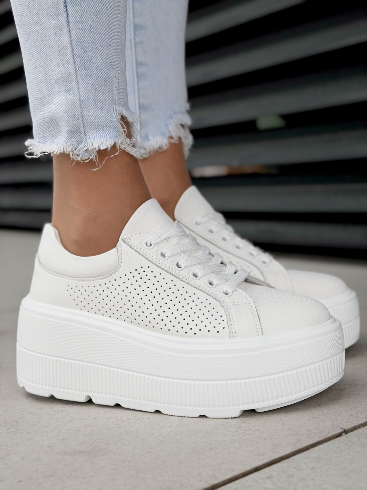 Białe sneakersy damskie ze skóry naturalnej na platformie casual