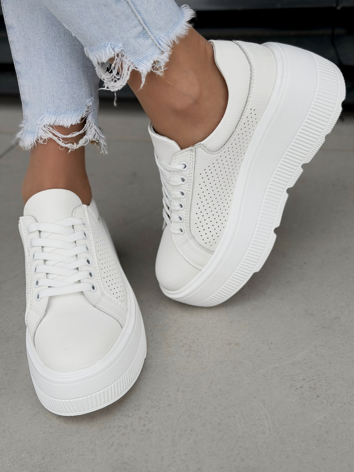 Białe sneakersy damskie ze skóry naturalnej na platformie casual