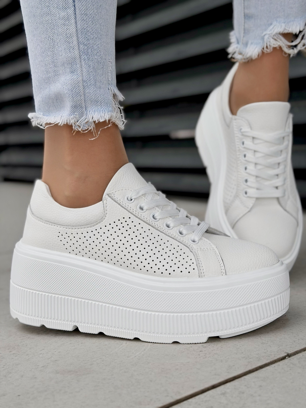 Białe sneakersy damskie ze skóry naturalnej na platformie casual