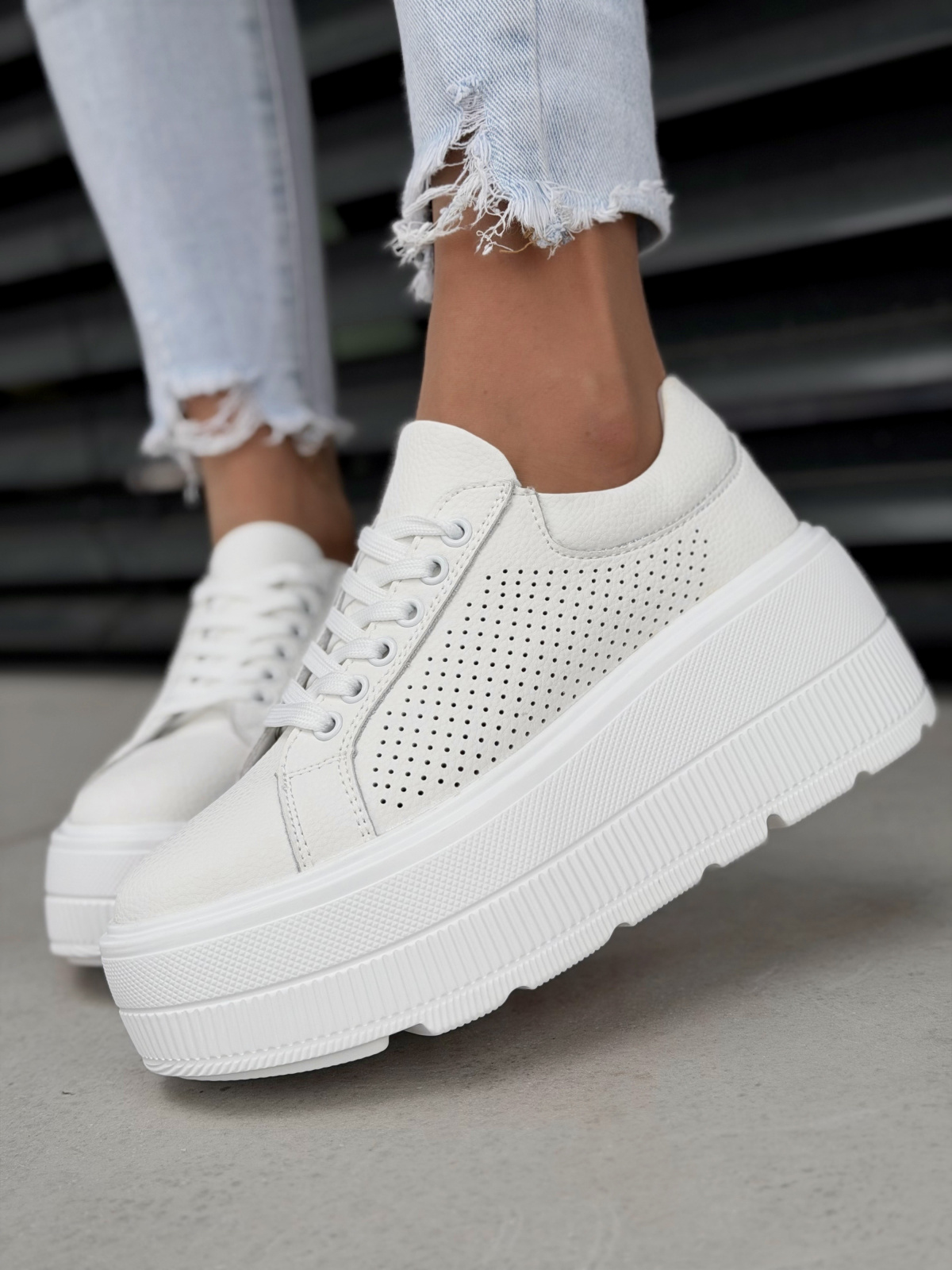 Białe sneakersy damskie ze skóry naturalnej na platformie casual