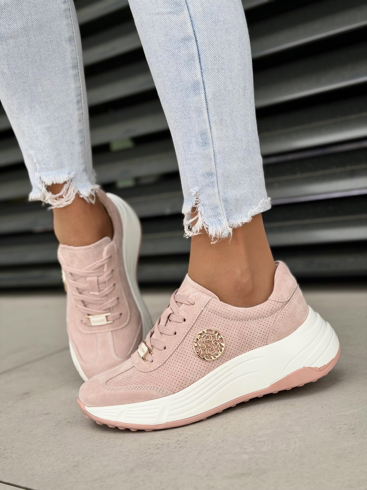 Różowe sneakersy skórzane damskie na platformie casual