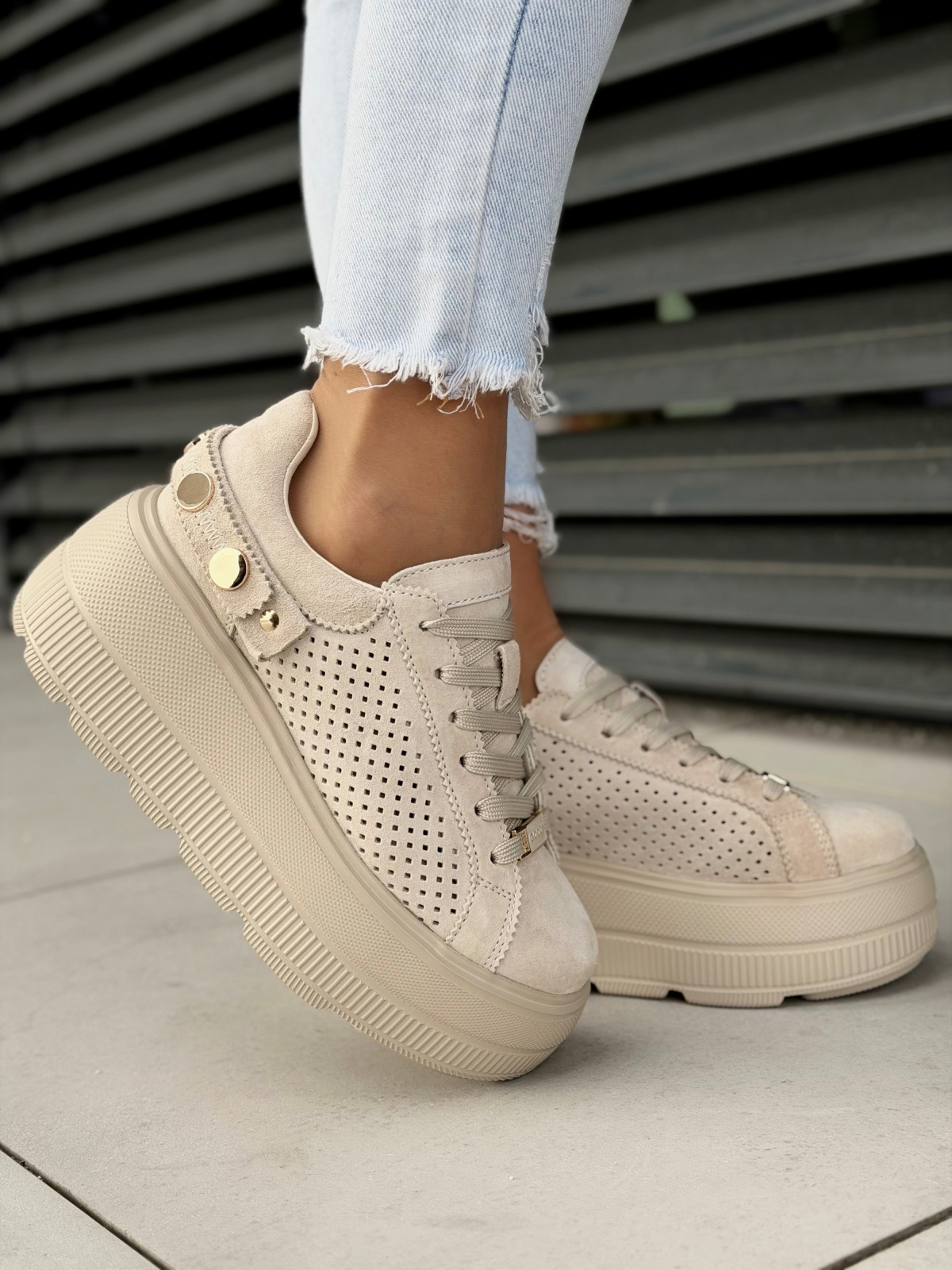 Beżowe sneakersy damskie skórzane na platformie casual