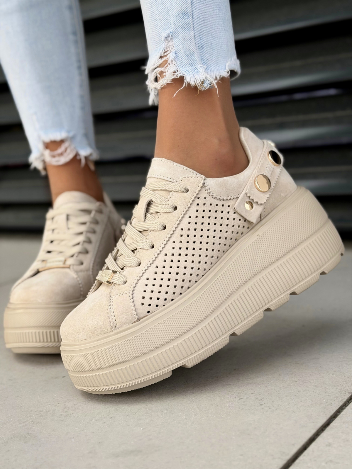 Beżowe sneakersy damskie skórzane na platformie casual