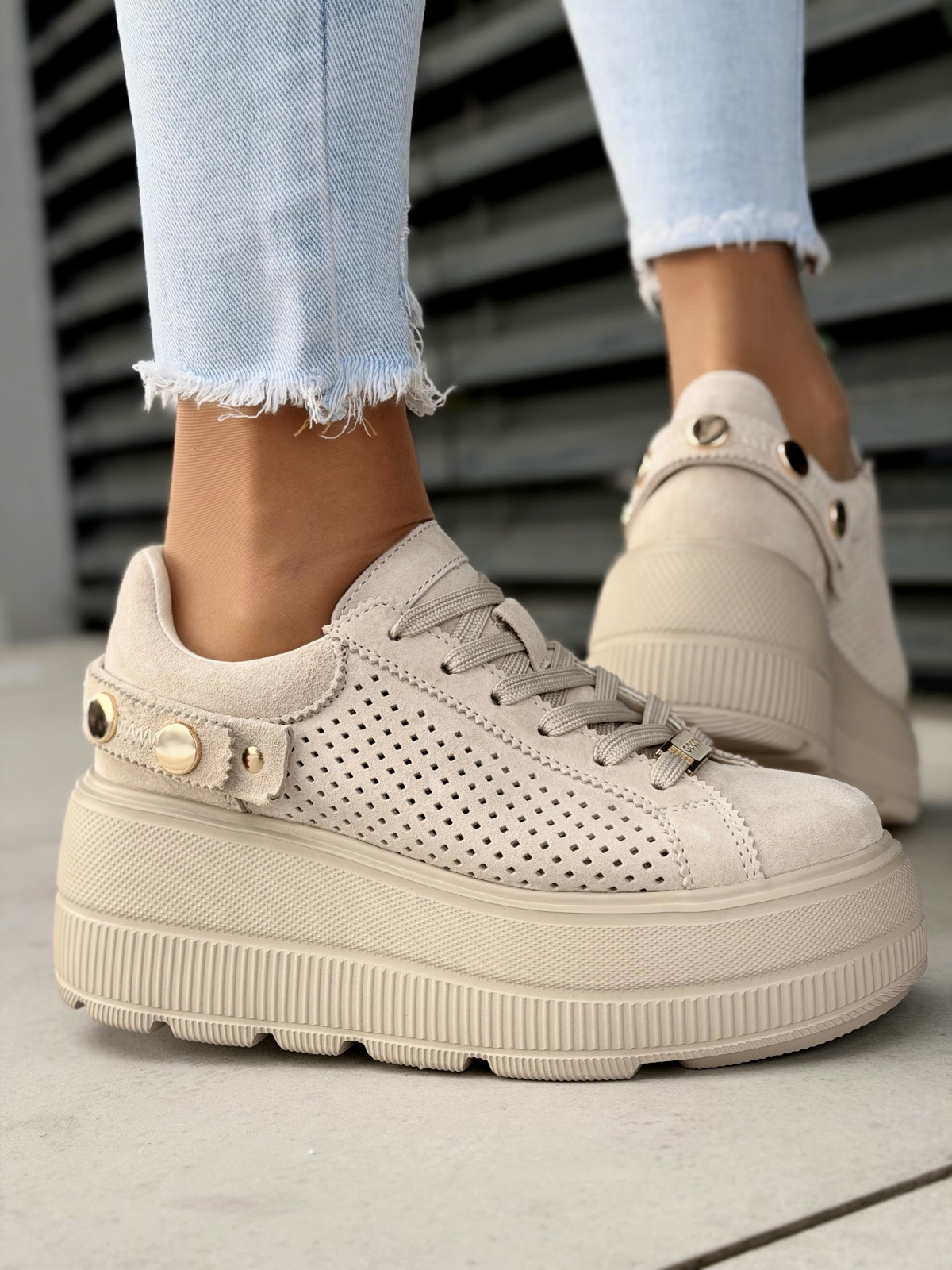 Beżowe sneakersy damskie skórzane na platformie casual