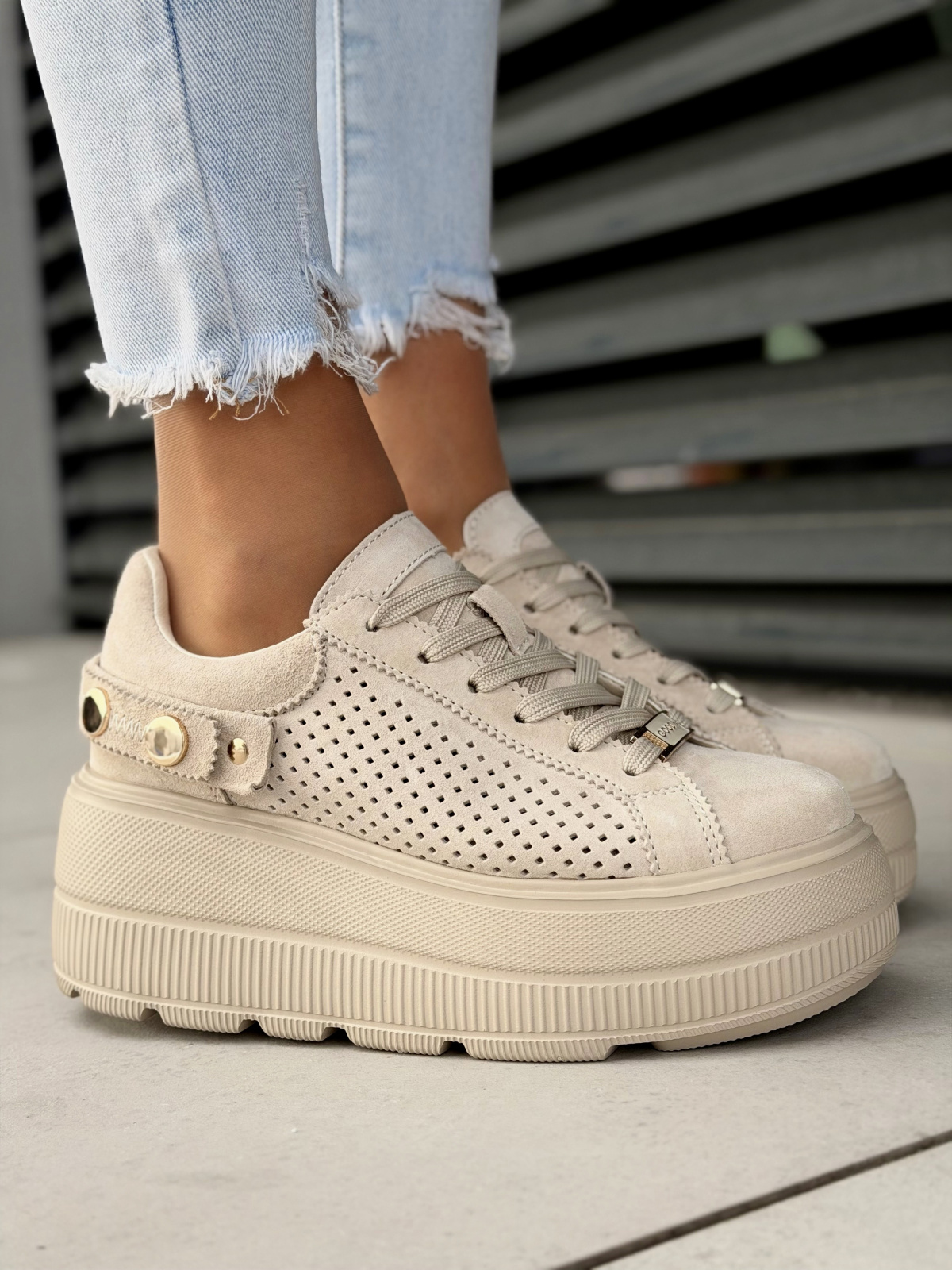 Beżowe sneakersy damskie skórzane na platformie casual