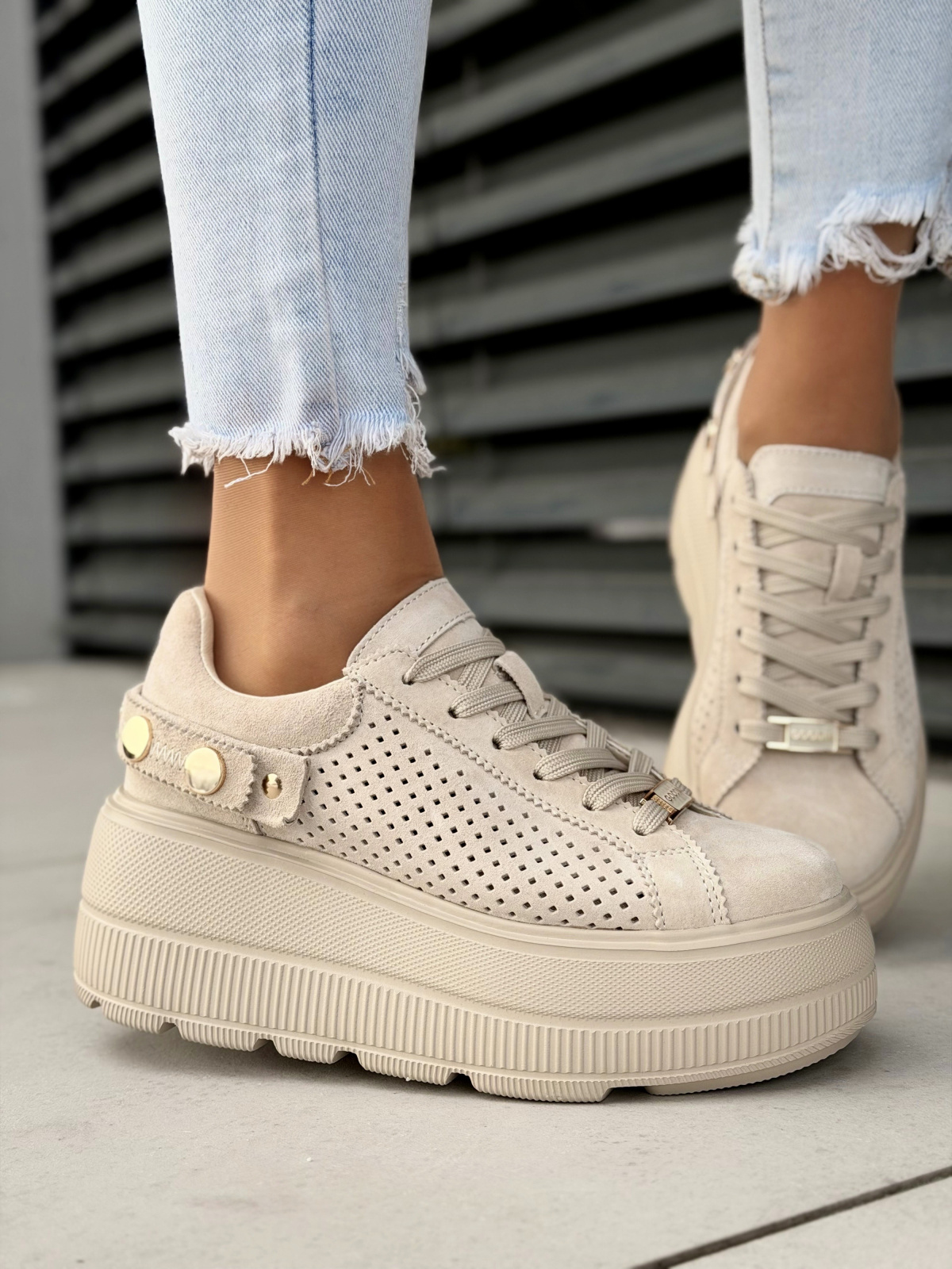 Beżowe sneakersy damskie skórzane na platformie casual