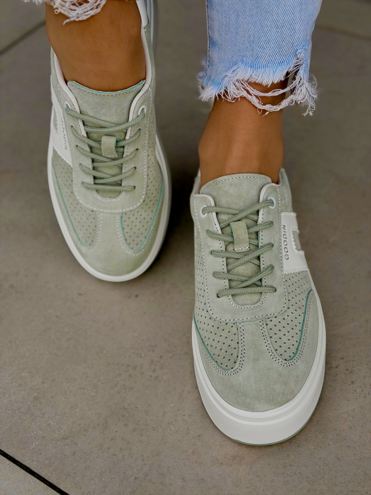 Miętowe sneakersy damskie skórzane na platformie casual