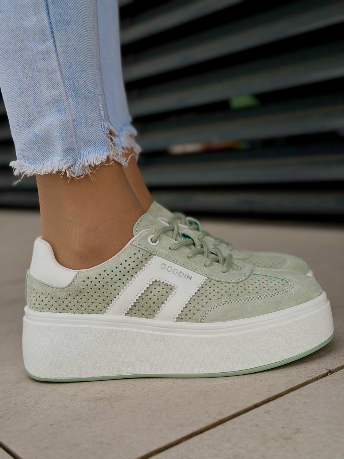 Miętowe sneakersy damskie skórzane na platformie casual