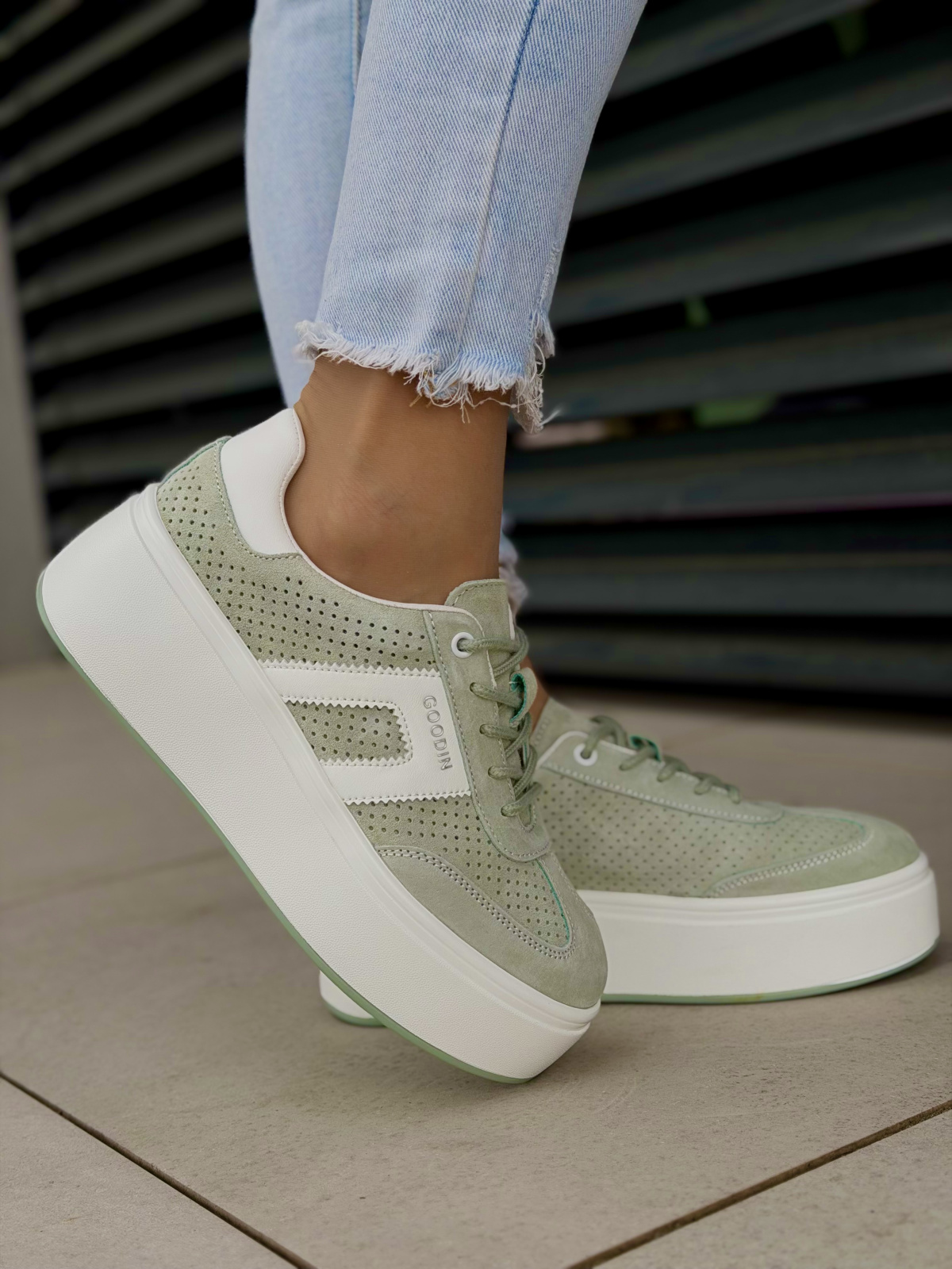 Miętowe sneakersy damskie skórzane na platformie casual