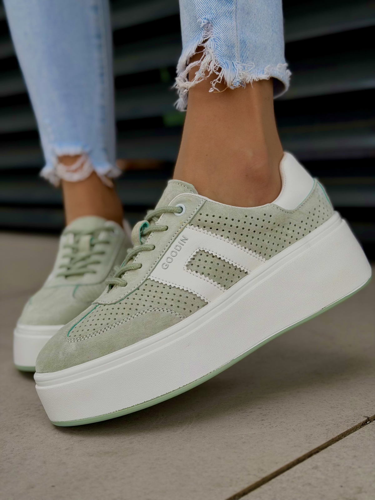 Miętowe sneakersy damskie skórzane na platformie casual