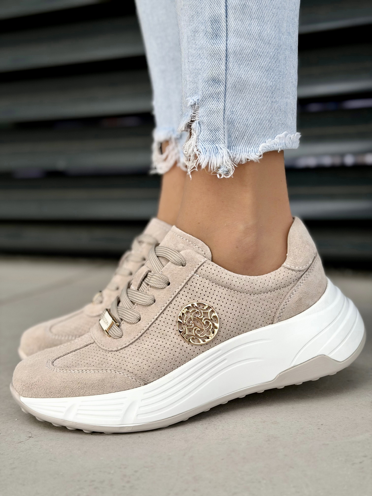 Beżowe sneakersy damskie skórzane casualowe na platformie