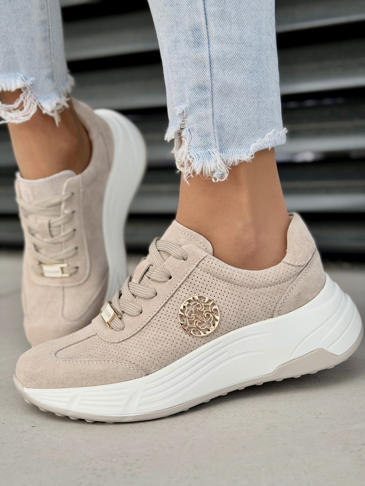 Beżowe sneakersy damskie skórzane casualowe na platformie