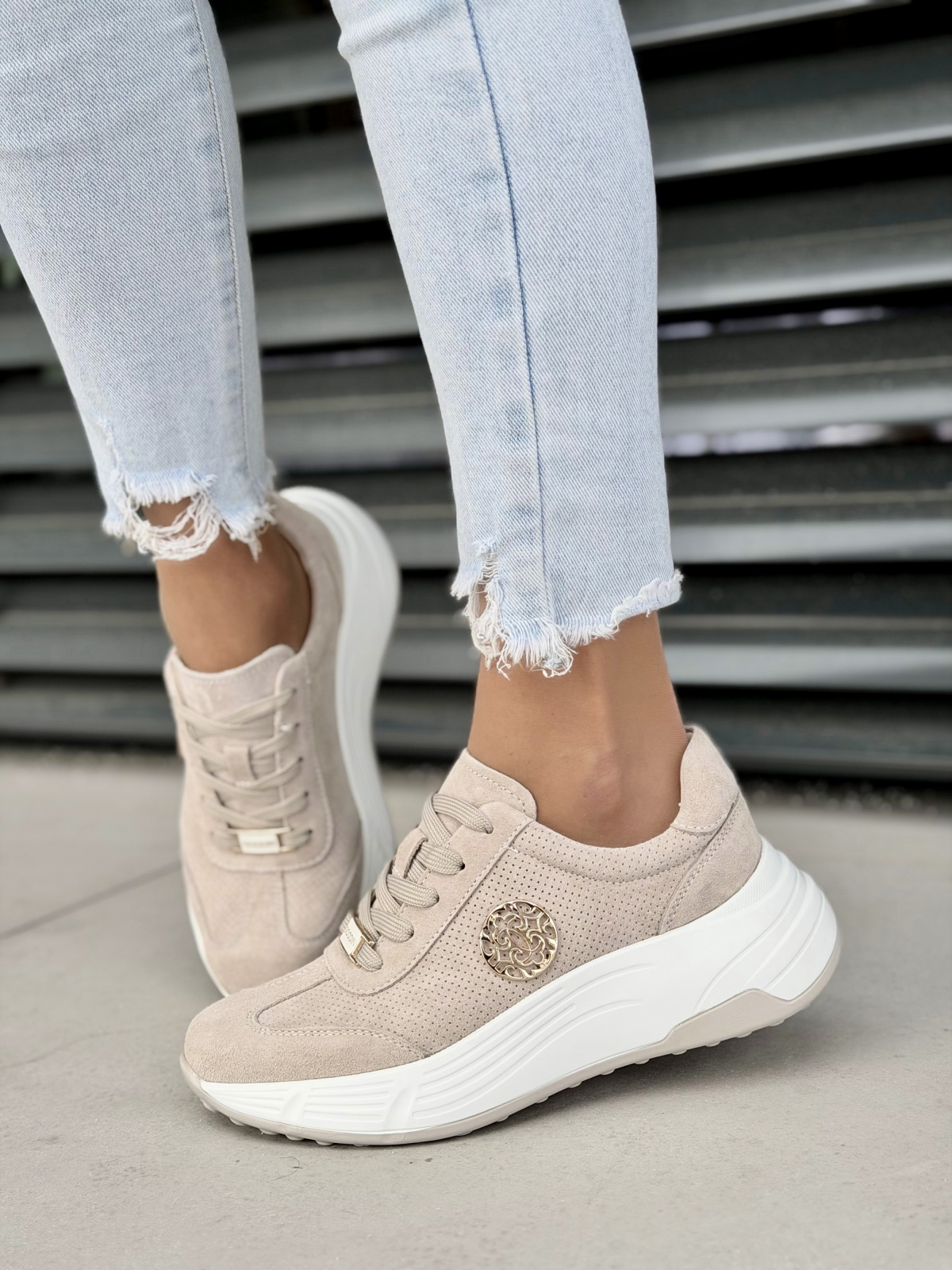 Beżowe sneakersy damskie skórzane casualowe na platformie