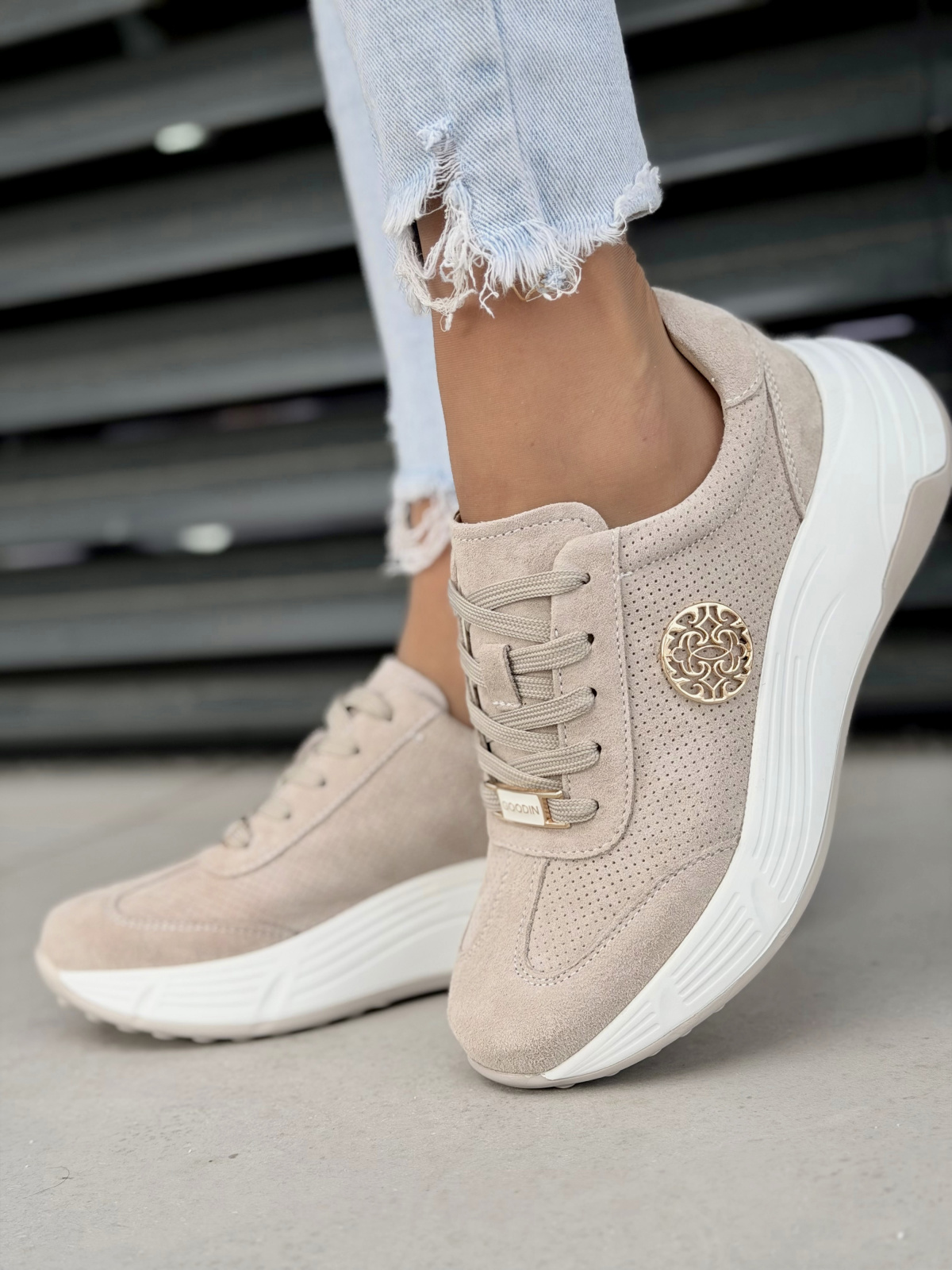 Beżowe sneakersy damskie skórzane casualowe na platformie