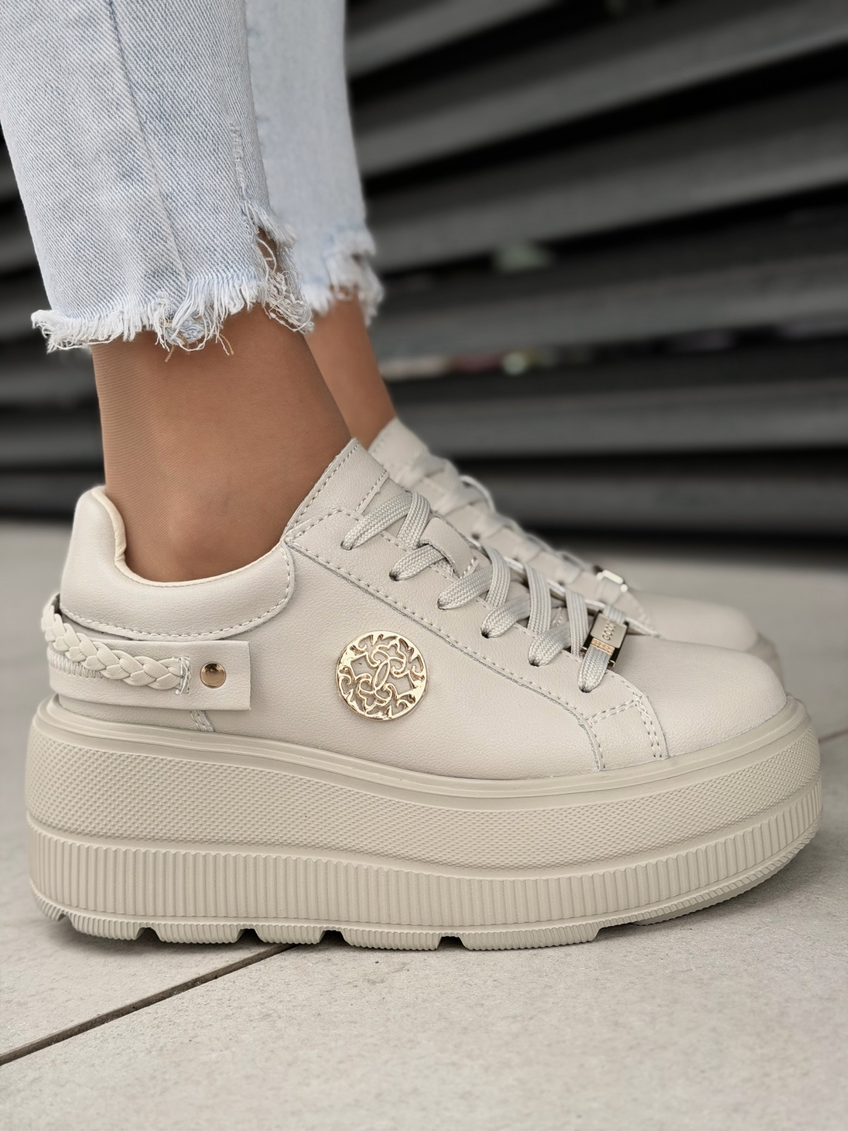 Beżowe sneakersy damskie ze skóry naturalnej na platformie