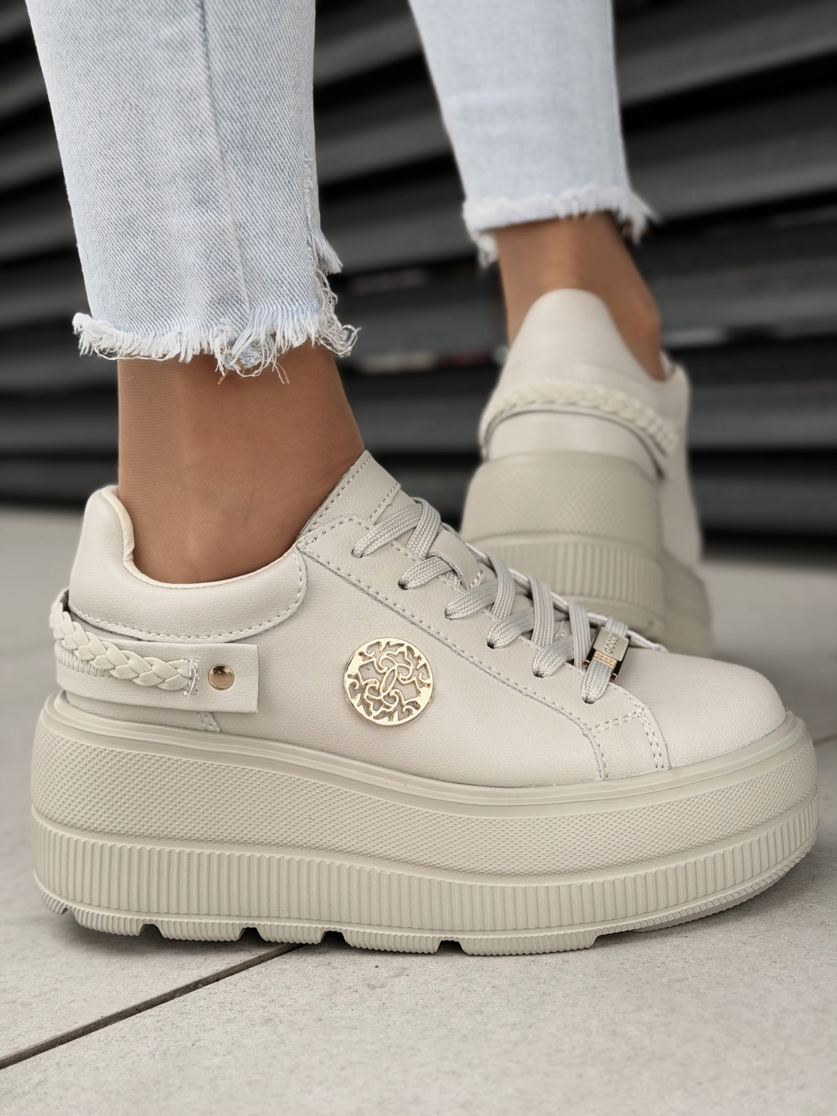 Beżowe sneakersy damskie ze skóry naturalnej na platformie