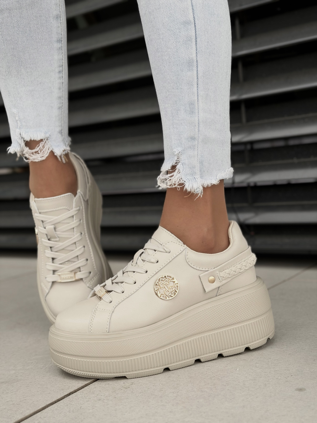 Beżowe sneakersy damskie ze skóry naturalnej na platformie