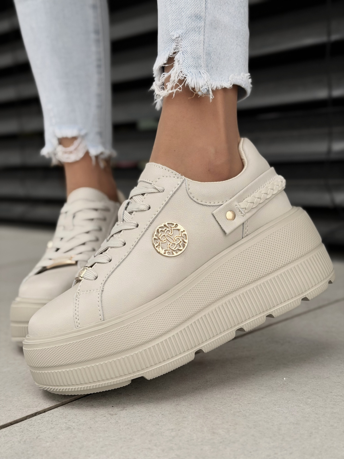 Beżowe sneakersy damskie ze skóry naturalnej na platformie