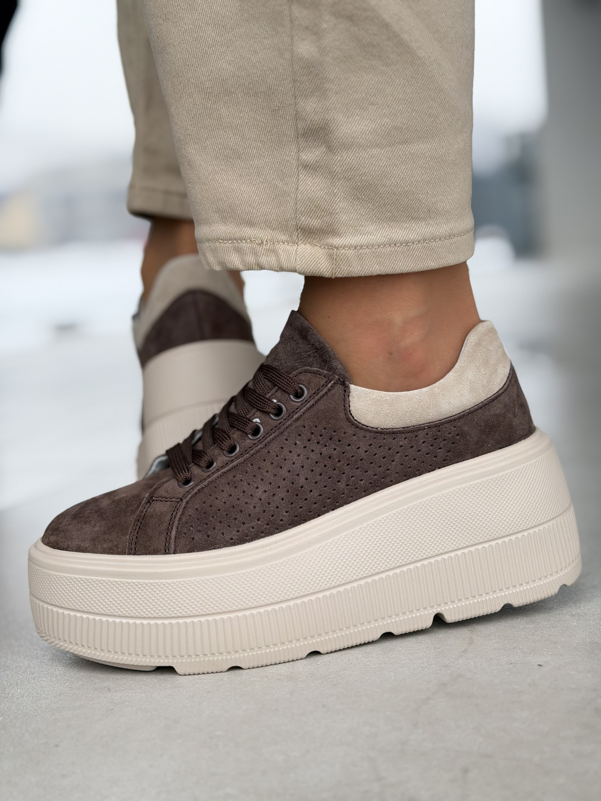 Brązowe sneakersy damskie zamszowe na platformie casual