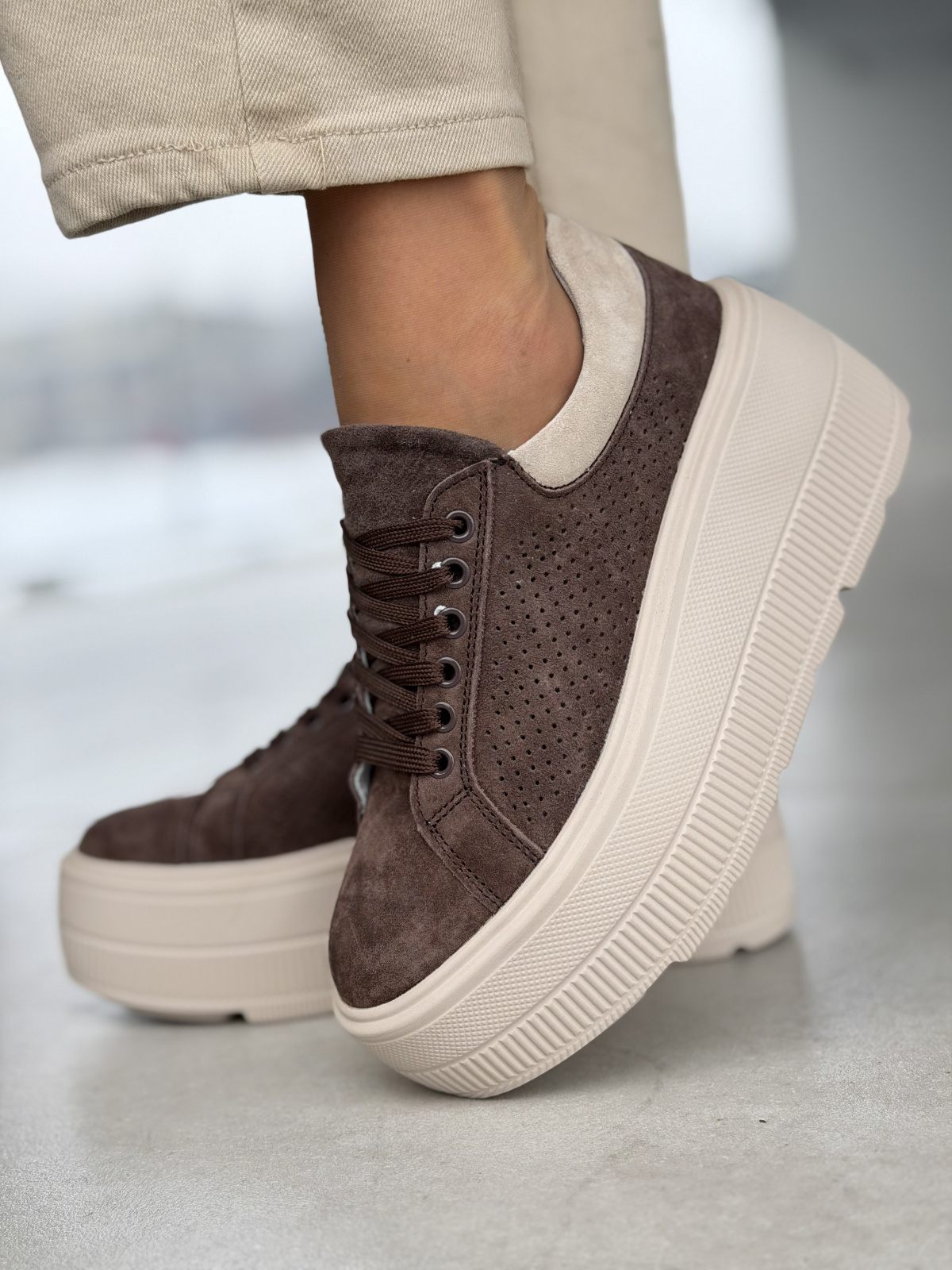 Brązowe sneakersy damskie zamszowe na platformie casual