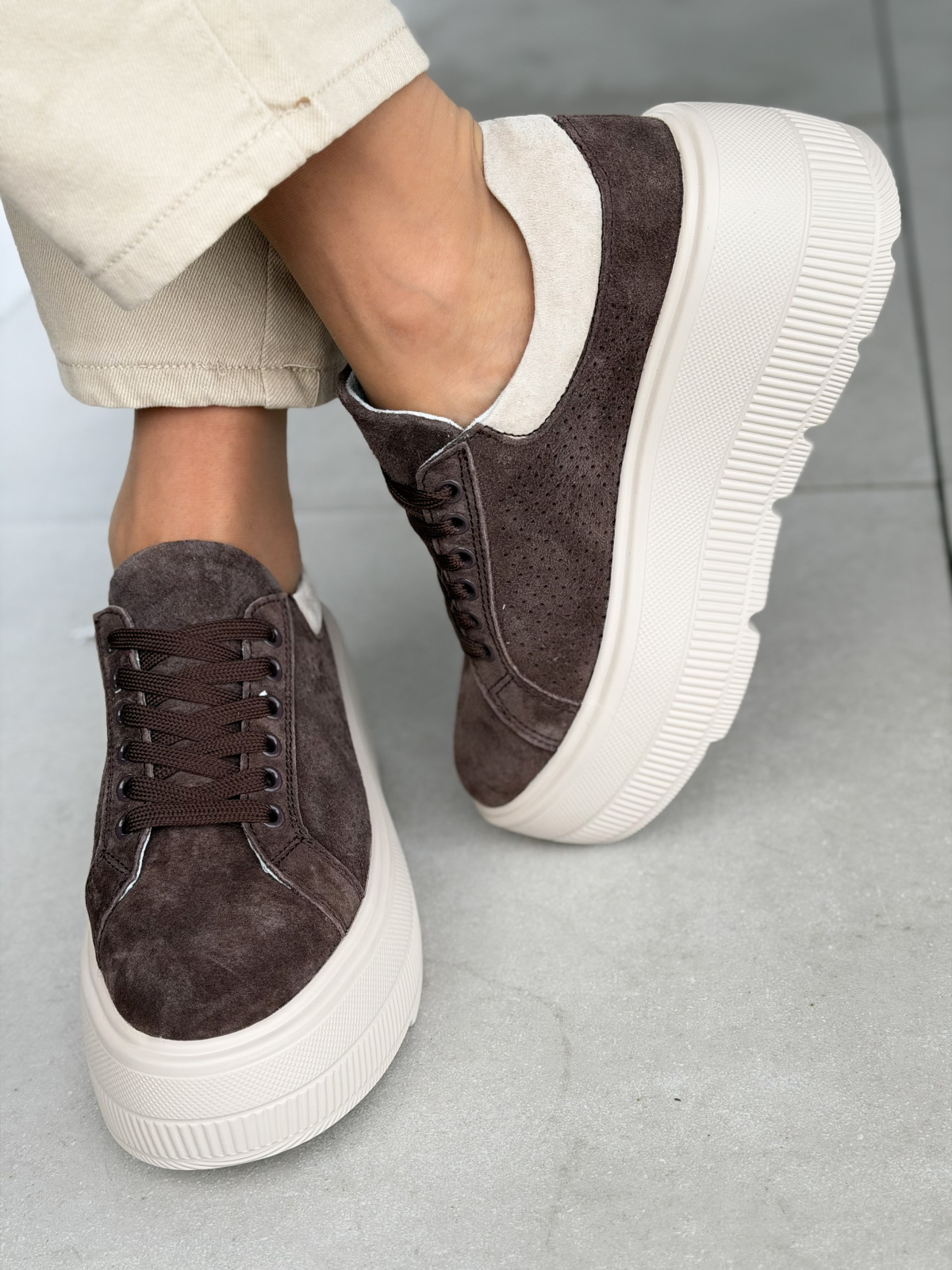 Brązowe sneakersy damskie zamszowe na platformie casual