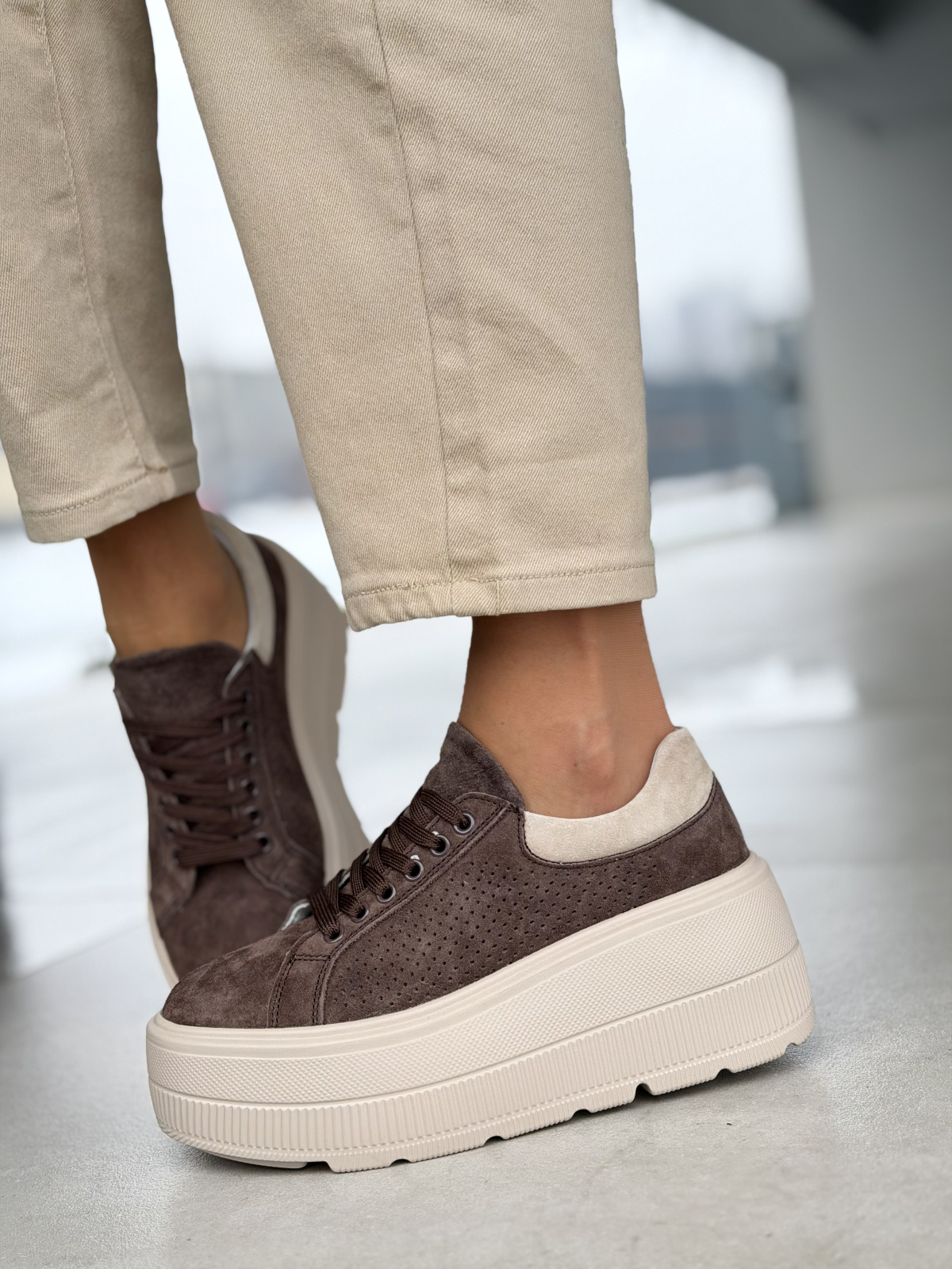 Brązowe sneakersy damskie zamszowe na platformie casual