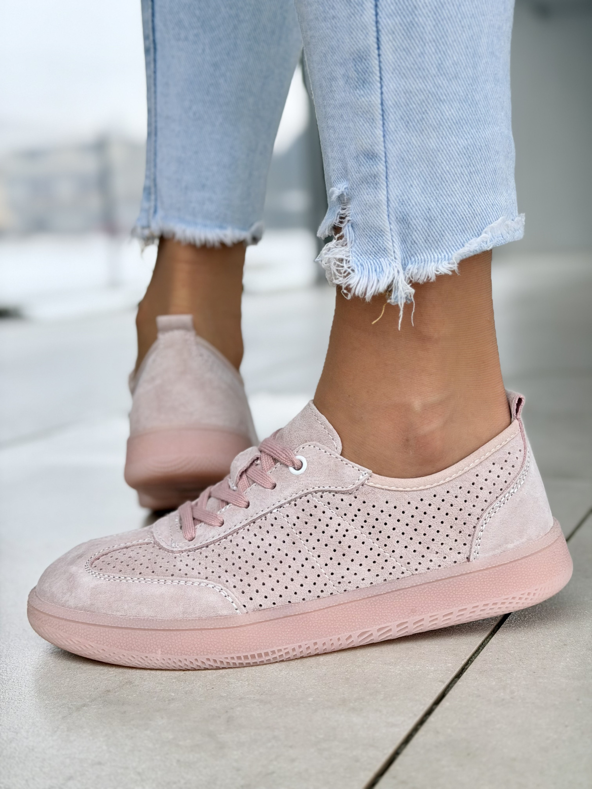 Różowe sneakersy damskie skórzane casual sznurowane perforowane