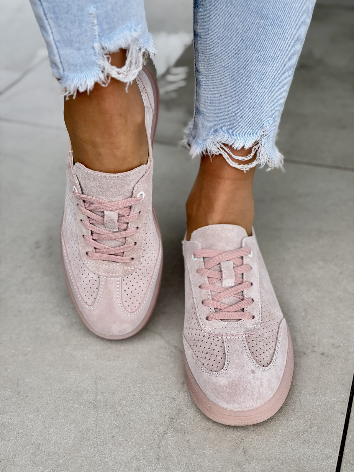 Różowe sneakersy damskie skórzane casual sznurowane perforowane