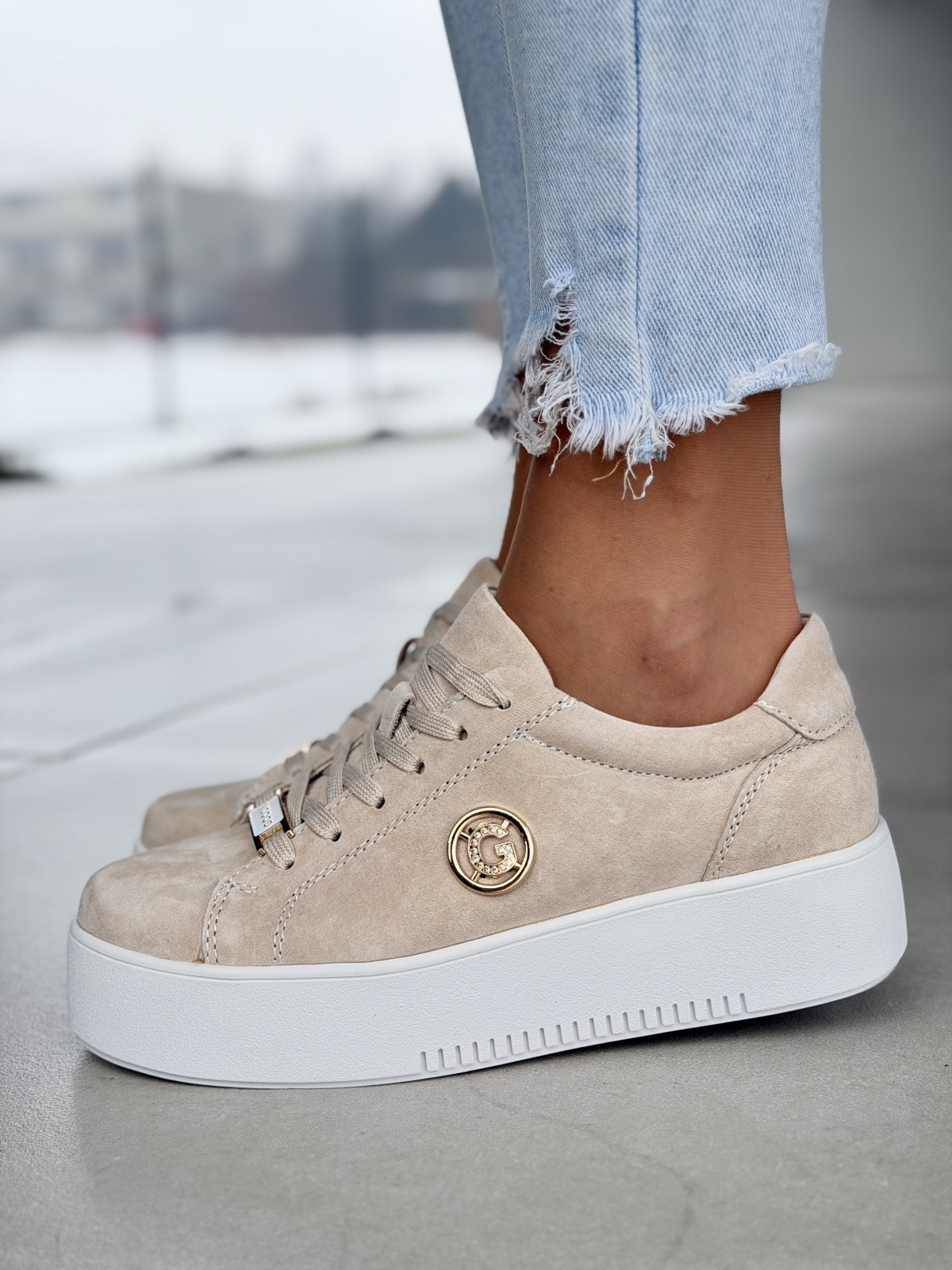 Beżowe sneakersy damskie skórzane na platformie casual