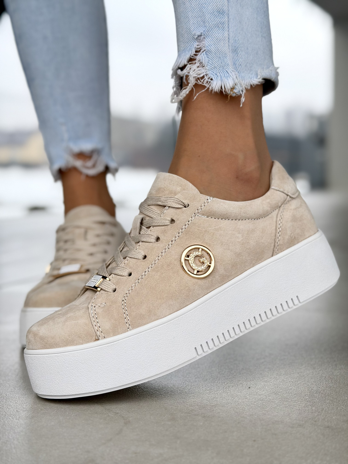 Beżowe sneakersy damskie skórzane na platformie casual