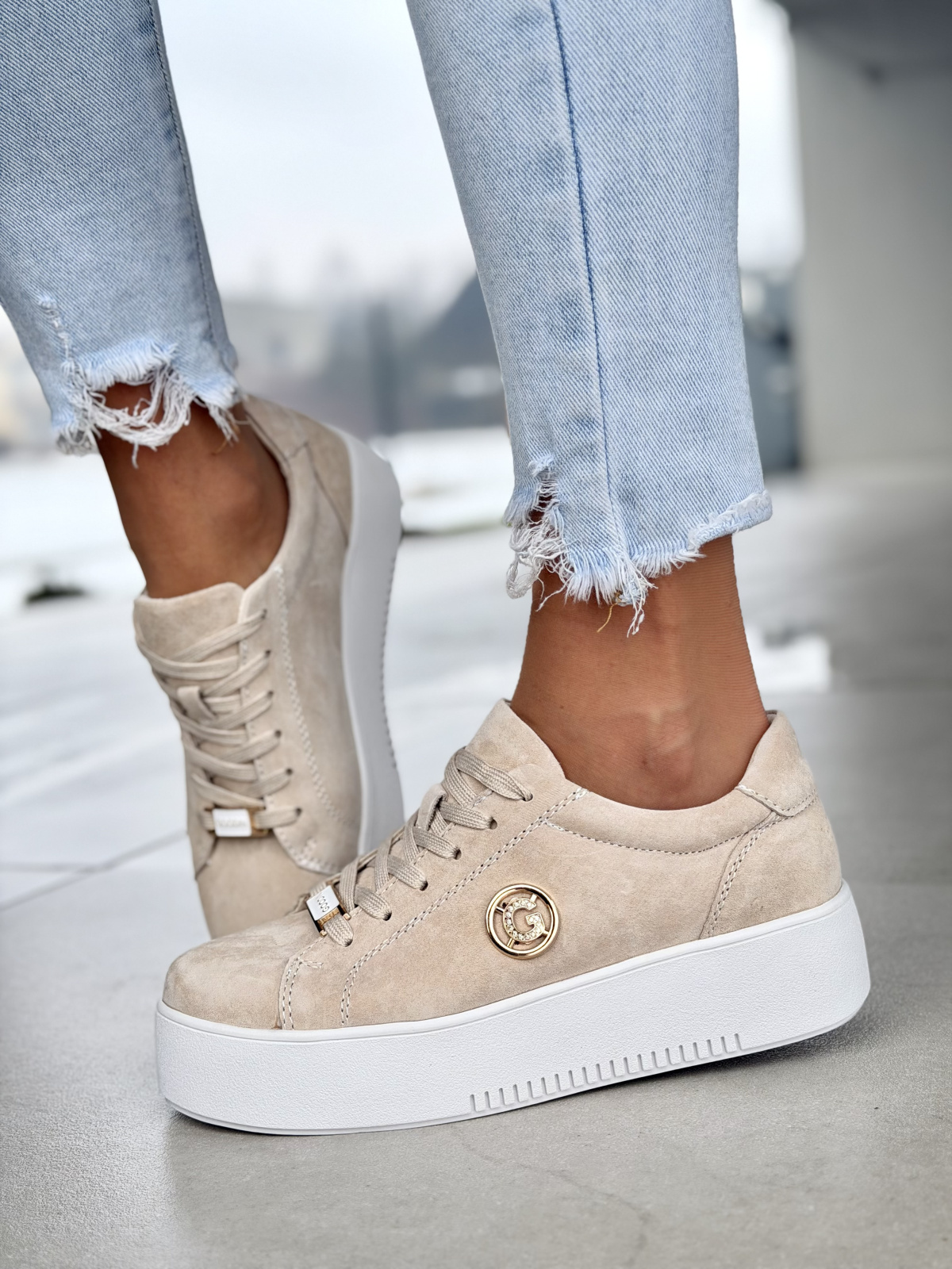 Beżowe sneakersy damskie skórzane na platformie casual