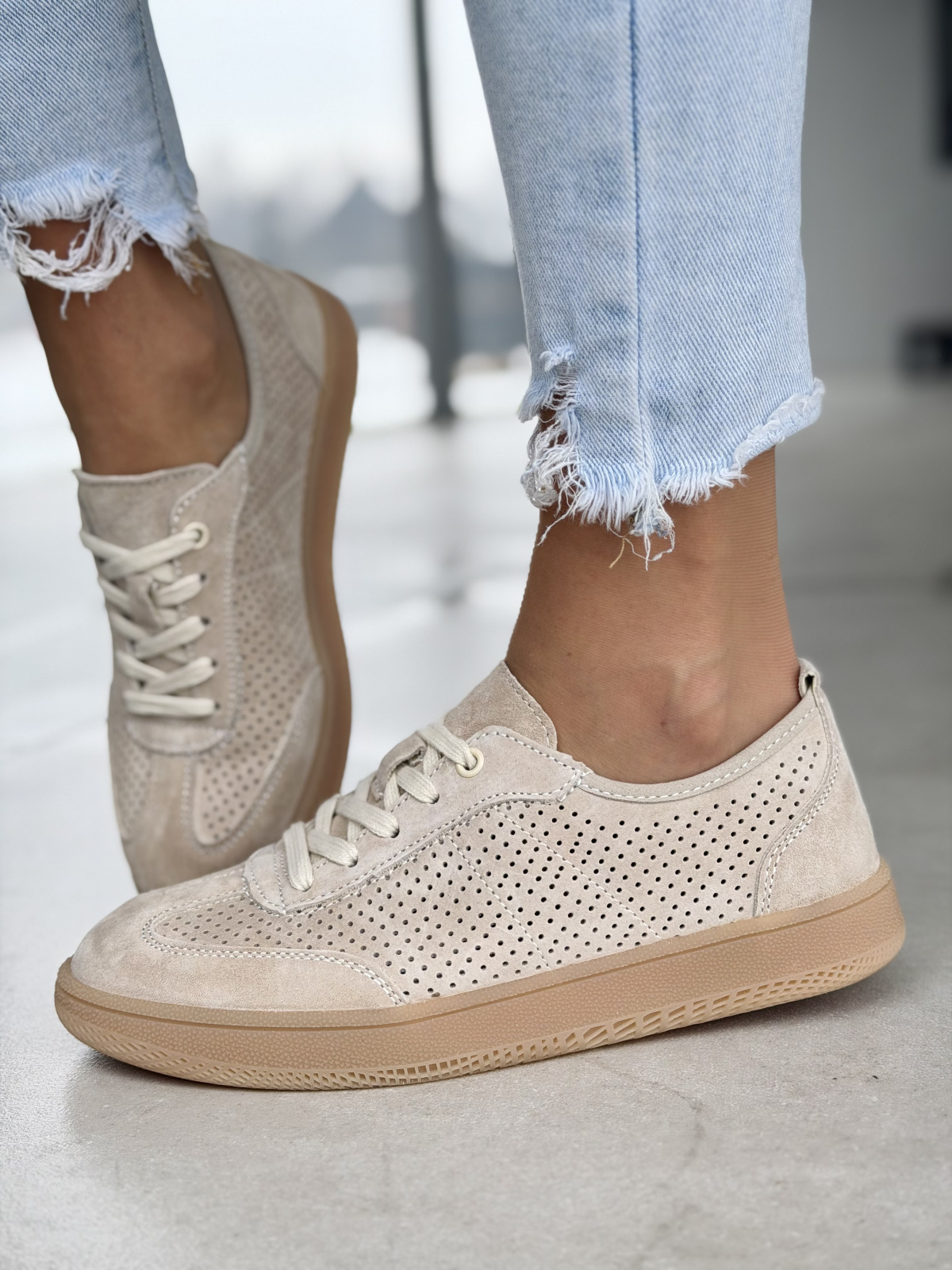 Beżowe sneakersy damskie skórzane z perforacją casual