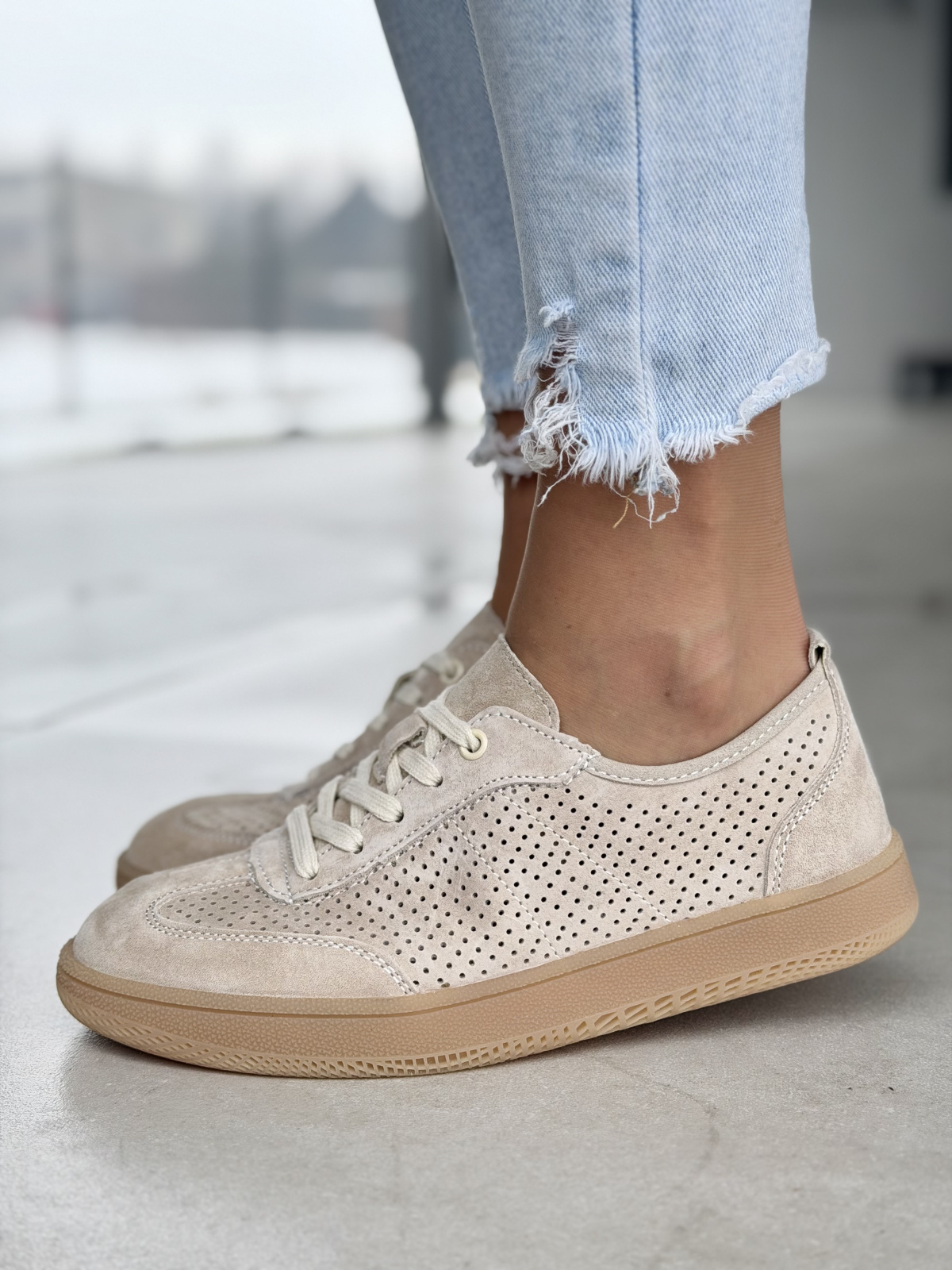 Beżowe sneakersy damskie skórzane z perforacją casual