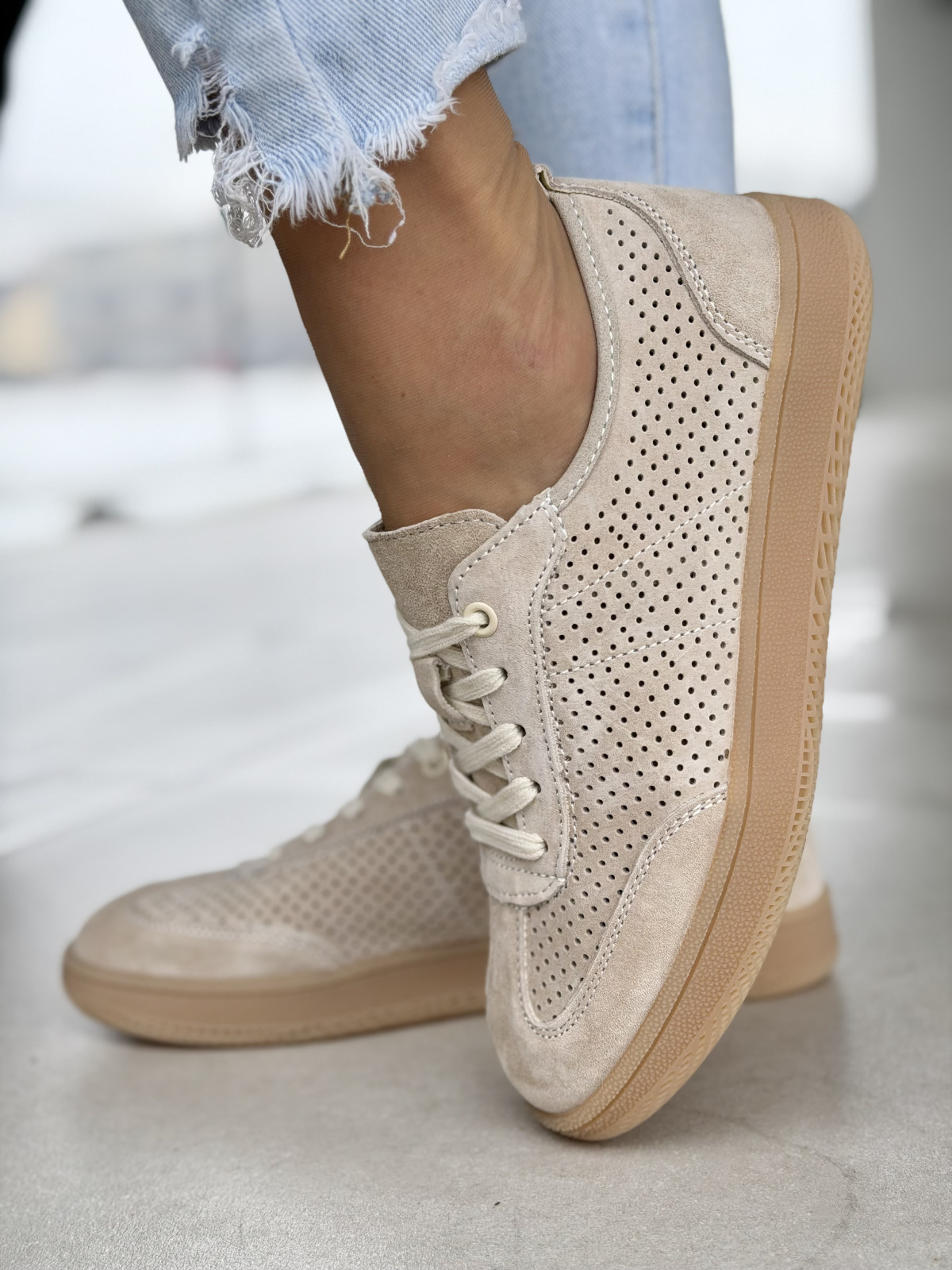 Beżowe sneakersy damskie skórzane z perforacją casual