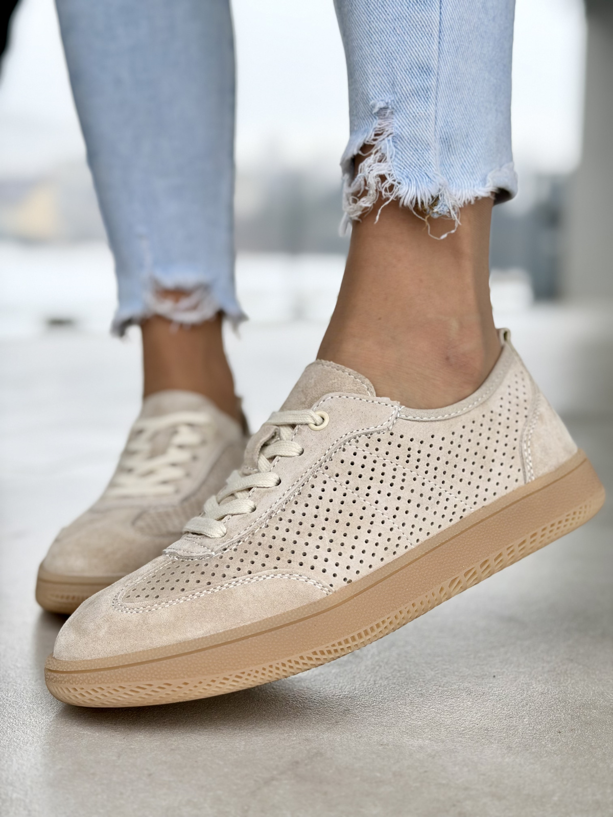 Beżowe sneakersy damskie skórzane z perforacją casual