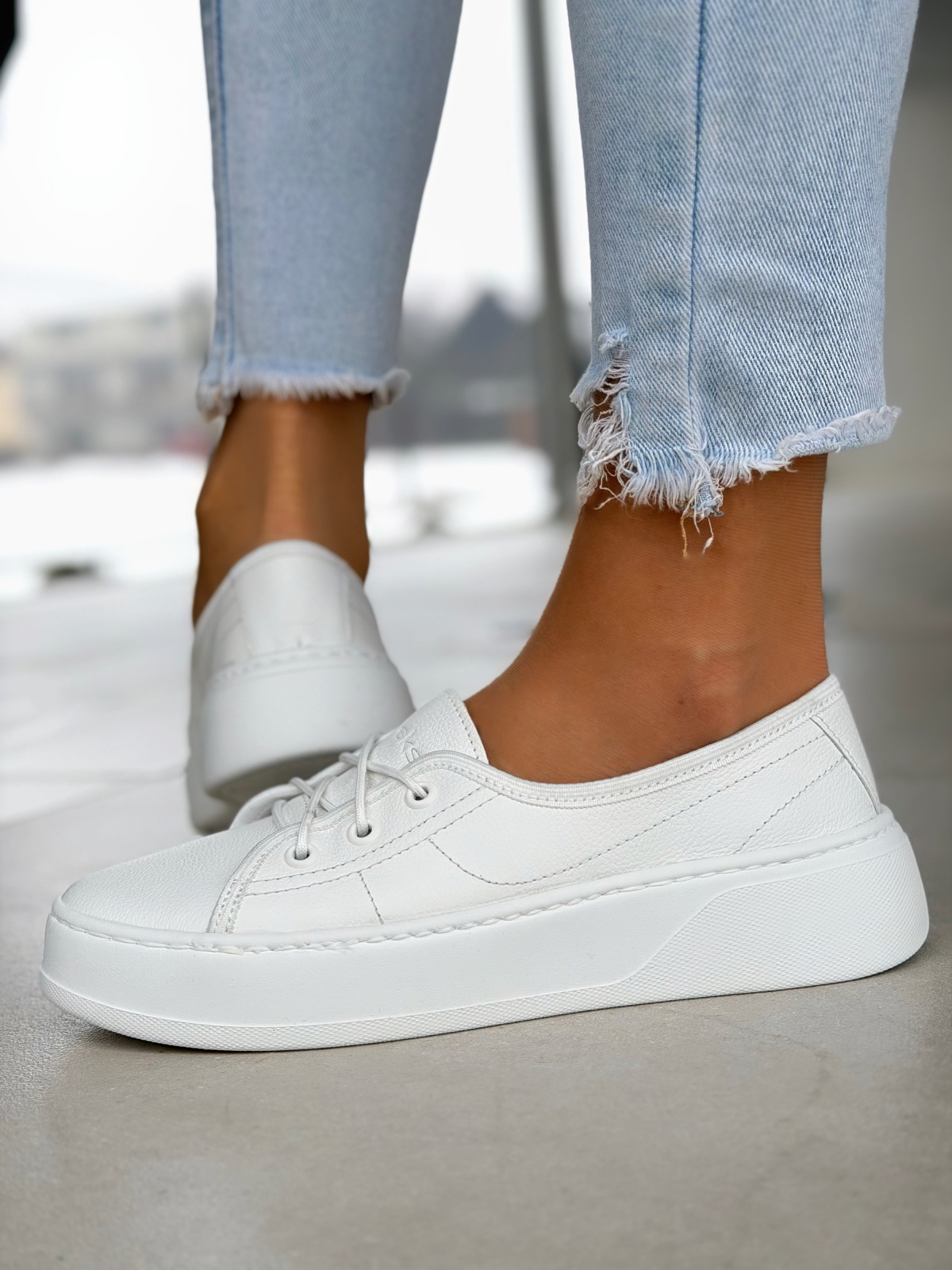 Białe sneakersy skórzane OLEKSY na platformie casual